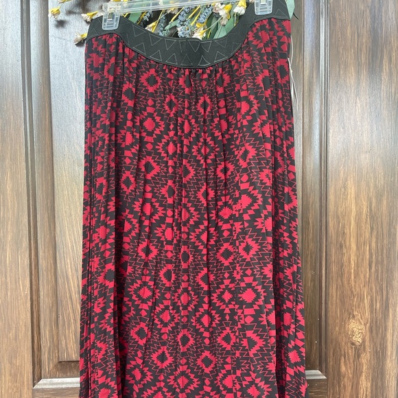 Sale‼️LulaRoe Red and Black Pleated Skirt Size 2XL by - Picture 3 of 8